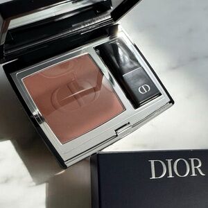 Dior Rouge Blush
Ultra-Pigmented Powder Blush NUDE LOOK 100